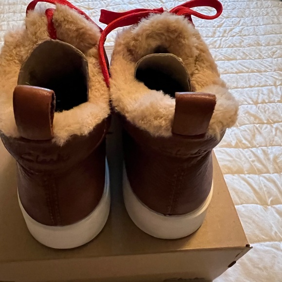 Clarks womans Red and Brown Fur-Lined Sneakers with extra brown laces included - Picture 3 of 10
